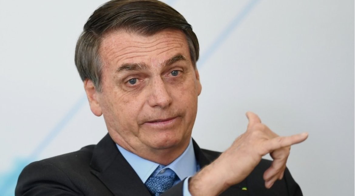 Vigilan66356230's tweet photo. DORMIU COM A SENSAÇÃO DO DEVER CUMPRIDO 
A Michelle disse que o JB foi se deitar às 23h de domingo e acordou às 9h de segunda-feira. A senadora eleita conferiu duas vezes para verificar se o esposo estava respirando.

Quando Bolsonaro acordou, Michelle disse: “Nunca vi você dormir tanto”.

Bolsonaro respondeu: “É porque dormi ao lado de uma senadora”.

🗞️ @JornalOGlobo / @BelaMegale