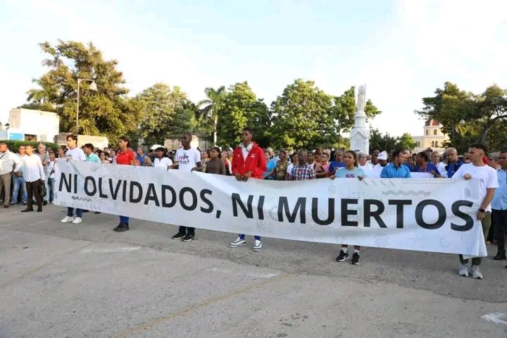 SNTSCuba's tweet photo. A 50 años del horrendo crimen de Barbados, una representación del pueblo capitalino peregrino en homenaje a quienes perecieron en aquel vil acto y las más de 3478 víctimas mortales del Terrorismo de Estado.
#TenemosMemoria https://t.co/sdgUq9MCe3