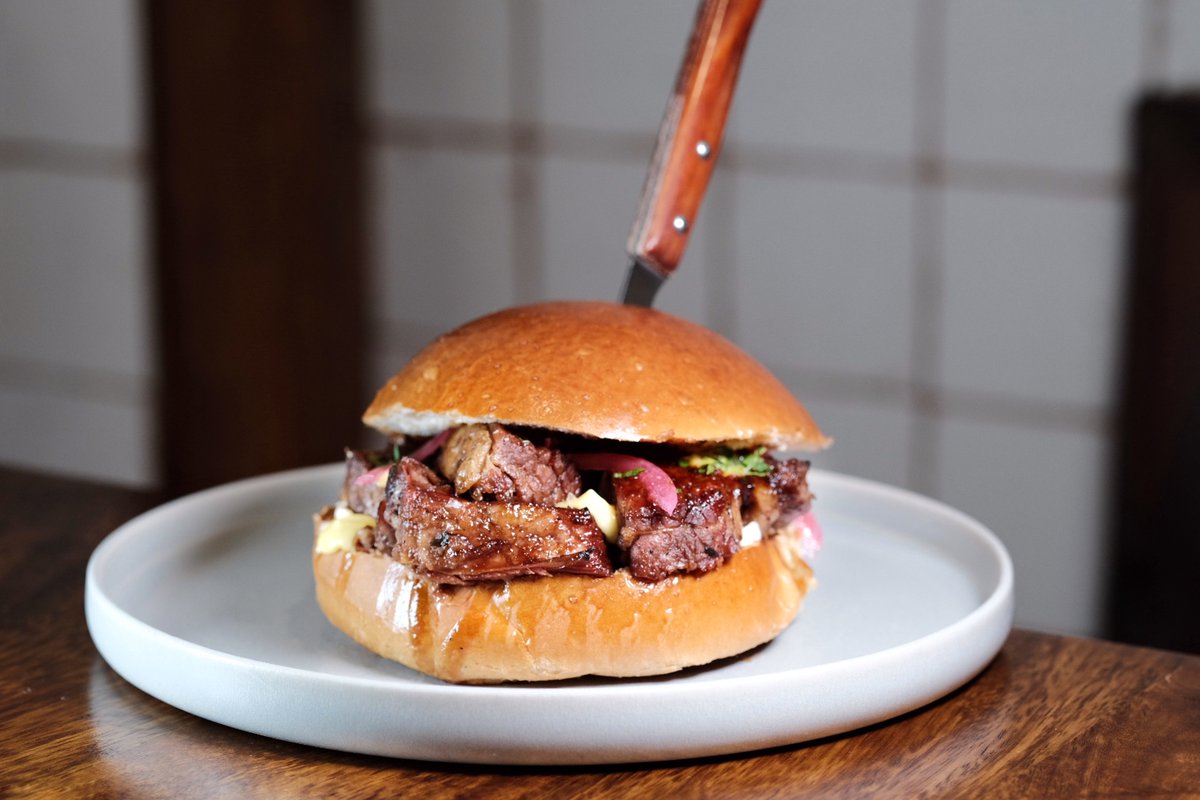 LosFoodistas's tweet photo. Lo que a simple vista parece un espacio informal es en realidad el secreto gastronómico en Sant Boi: el lugar donde Bart Burger redefine el concepto de comida rápida desde la mirada de restaurante gastronómico
👉https://t.co/ipdq3NrMLj
📸 Godo Chillida© https://t.co/8zNxO9Li6W