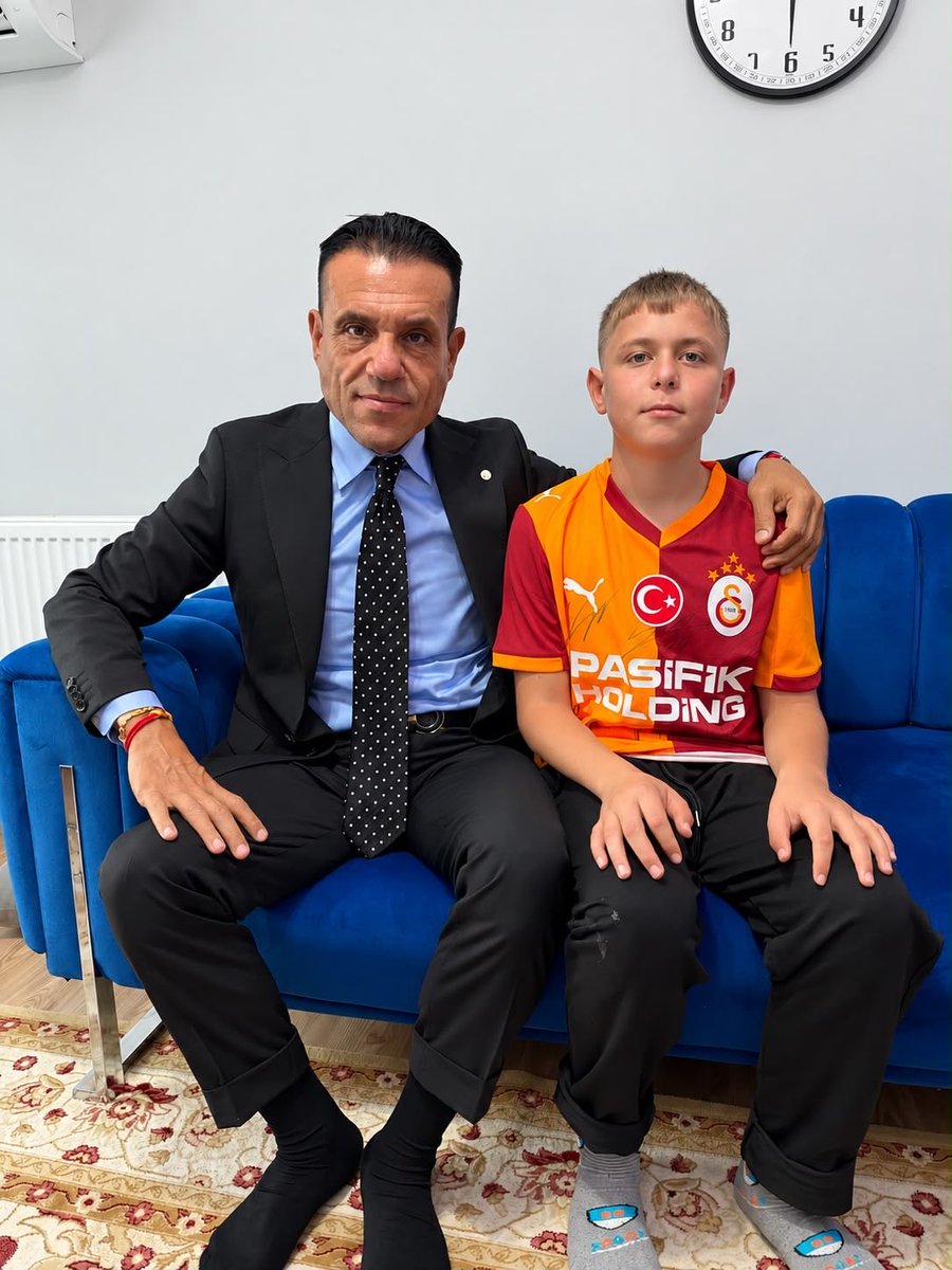 dincerazaphangs's tweet photo. İki gün önce babasını kaybeden Yaşar kardeşimizi Manisa’da evinde ziyaret ettik. Bizleri o kadar samimi, o kadar içten karşıladılar ki ne desem bilemiyorum. #manisa 👦🏻 https://t.co/2V9Q65eCGF