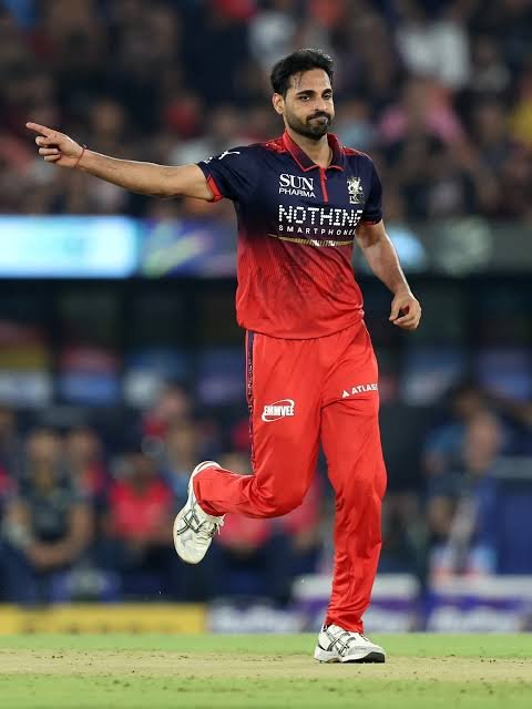 0GGI_x6's tweet photo. Finally, Bhuvi Is Back In Blue 🥹🫶

#RCB #Cricket https://t.co/d3kwRgUMor
