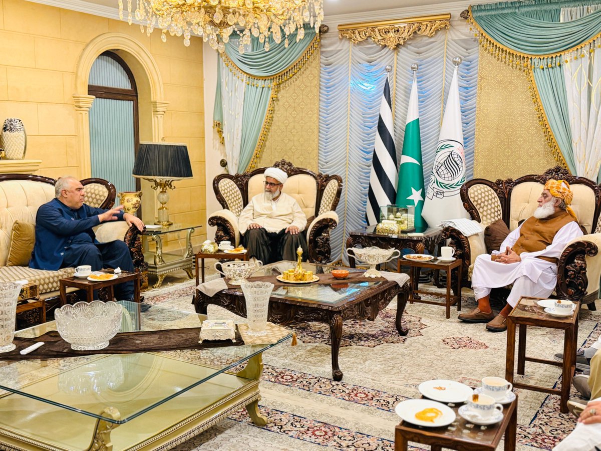 juipakofficial's tweet photo. اسلام آباد:اپوزیشن لیڈر سینیٹ علامہ راجہ ناصر عباس، سابق اسپیکر قومی اسمبلی / رہنما پی ٹی آئی اسد قیصر کی امیر جےیوآئی مولانا فضل الرحمان کی رہائش گاہ آمد https://t.co/dsBFceoPjA