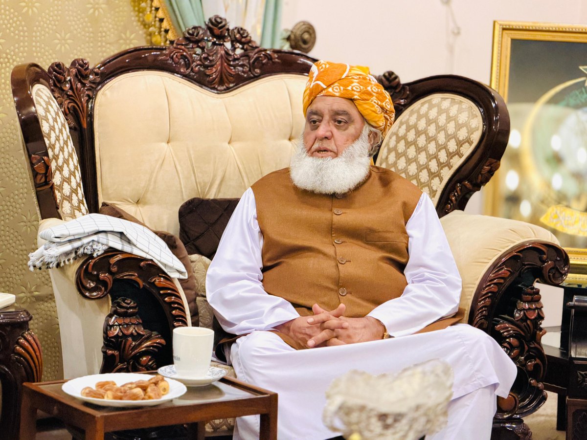 juipakofficial's tweet photo. اسلام آباد:اپوزیشن لیڈر سینیٹ علامہ راجہ ناصر عباس، سابق اسپیکر قومی اسمبلی / رہنما پی ٹی آئی اسد قیصر کی امیر جےیوآئی مولانا فضل الرحمان کی رہائش گاہ آمد https://t.co/dsBFceoPjA