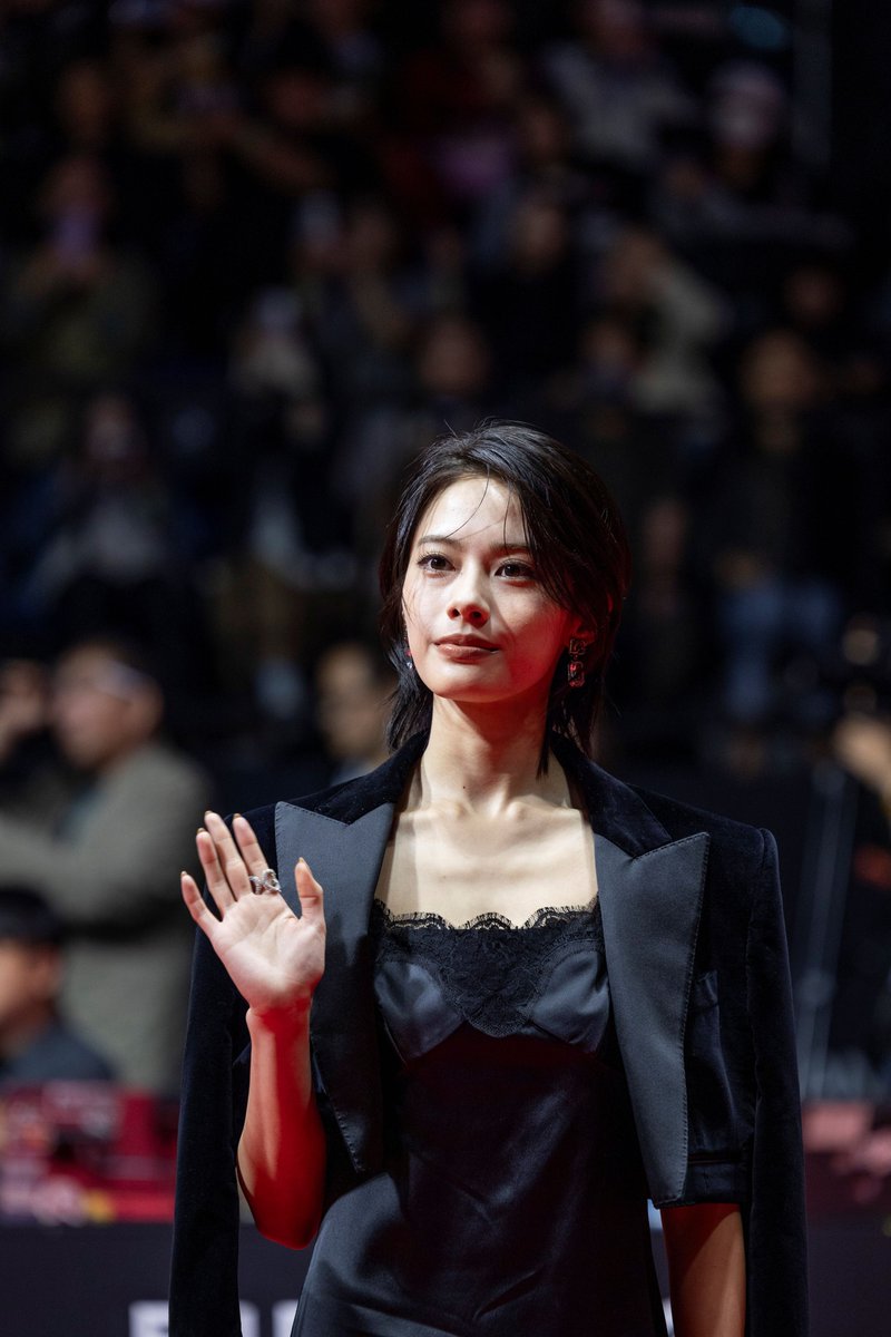 oricon's tweet photo. 【第31回釜山国際映画祭】
道枝駿佑、安斉星来と海外映画祭初参加🌙

＼みっちー！／
うるわしい姿に韓国ファンも大熱狂💕
https://t.co/x9mi6NhkyZ https://t.co/drODN9iVXI