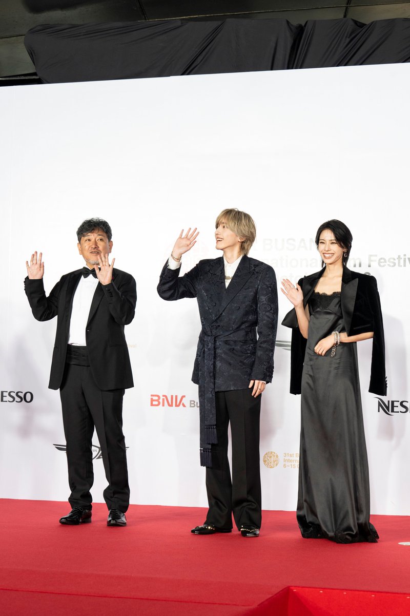 oricon's tweet photo. 【第31回釜山国際映画祭】
道枝駿佑、安斉星来と海外映画祭初参加🌙

＼みっちー！／
うるわしい姿に韓国ファンも大熱狂💕
https://t.co/x9mi6NhkyZ https://t.co/drODN9iVXI