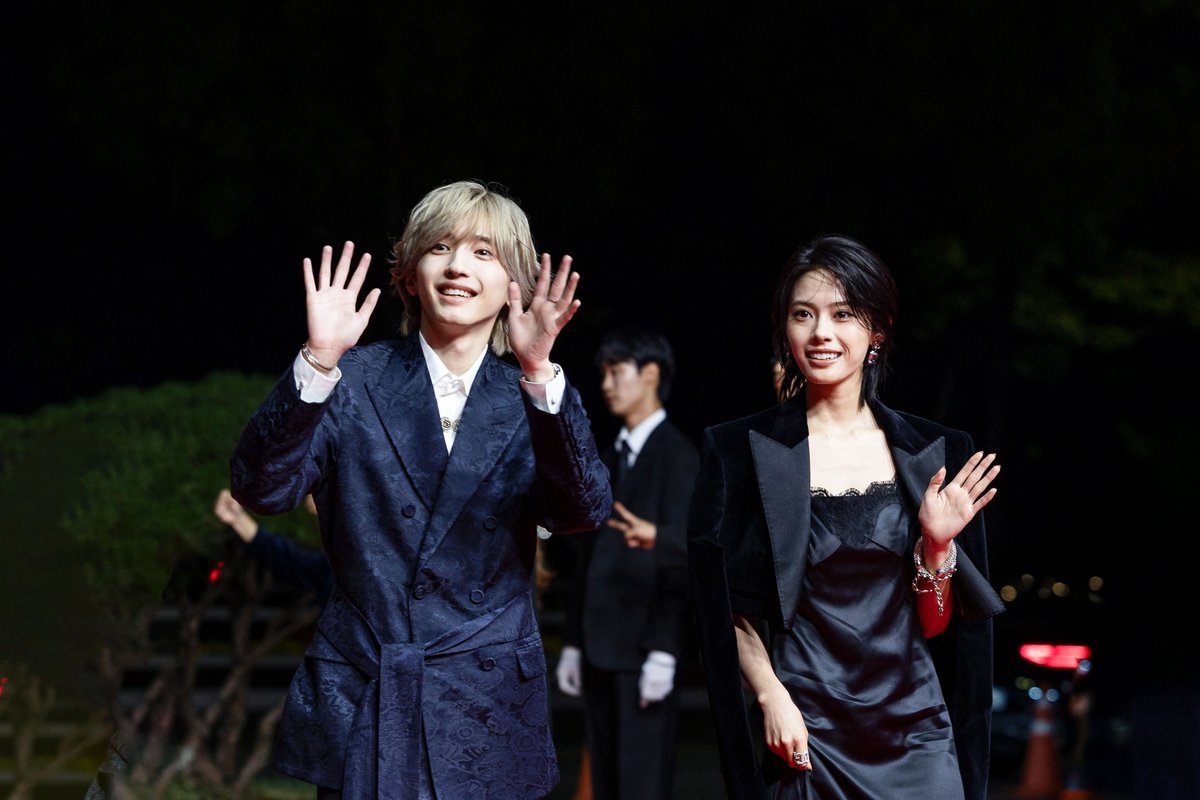oricon's tweet photo. 【第31回釜山国際映画祭】
道枝駿佑、安斉星来と海外映画祭初参加🌙

＼みっちー！／
うるわしい姿に韓国ファンも大熱狂💕
https://t.co/x9mi6NhkyZ https://t.co/drODN9iVXI