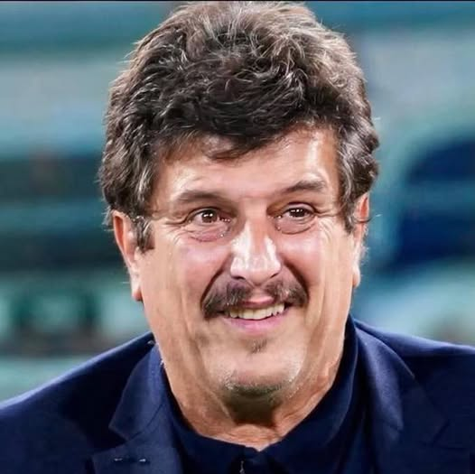pierpi13's tweet photo. In nazionale maggiore non l'hanno voluto.
Lui ha comunque lasciato il segno e la più grande dimostrazione di questo è avvenuta ieri.
Gli azzurrini avevano bisogno di battere la Polonia con 2 goal di scarto: hanno vinto 6 a 2.
Sul 5 a 1 i suoi ragazzi sono corsi tutti in panchina ad abbracciarlo e anche lui si è lasciato andare, si è tolto gli occhiali e si è giustamente commosso.
Perchè quando vivi il calcio da dentro, con tutto l'amore possibile, finisce sempre così.
Sei grande mister.