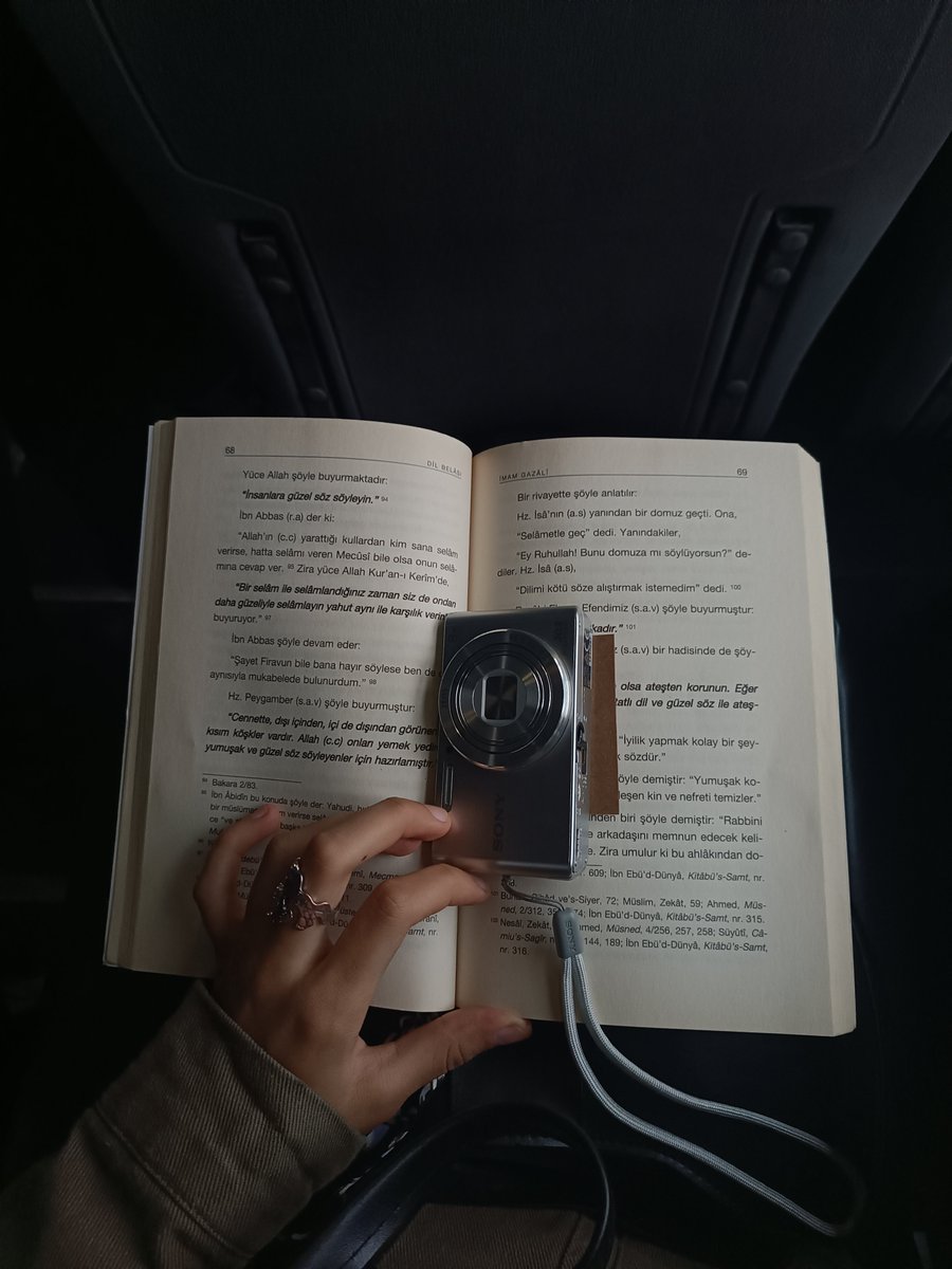 justuykucanim's tweet photo. otobüste midem bulanmadan kitap okuyabildiğim o döneme giriş yapmış bulunmaktayımmm
🛋️✨ https://t.co/d4XiggjWTz