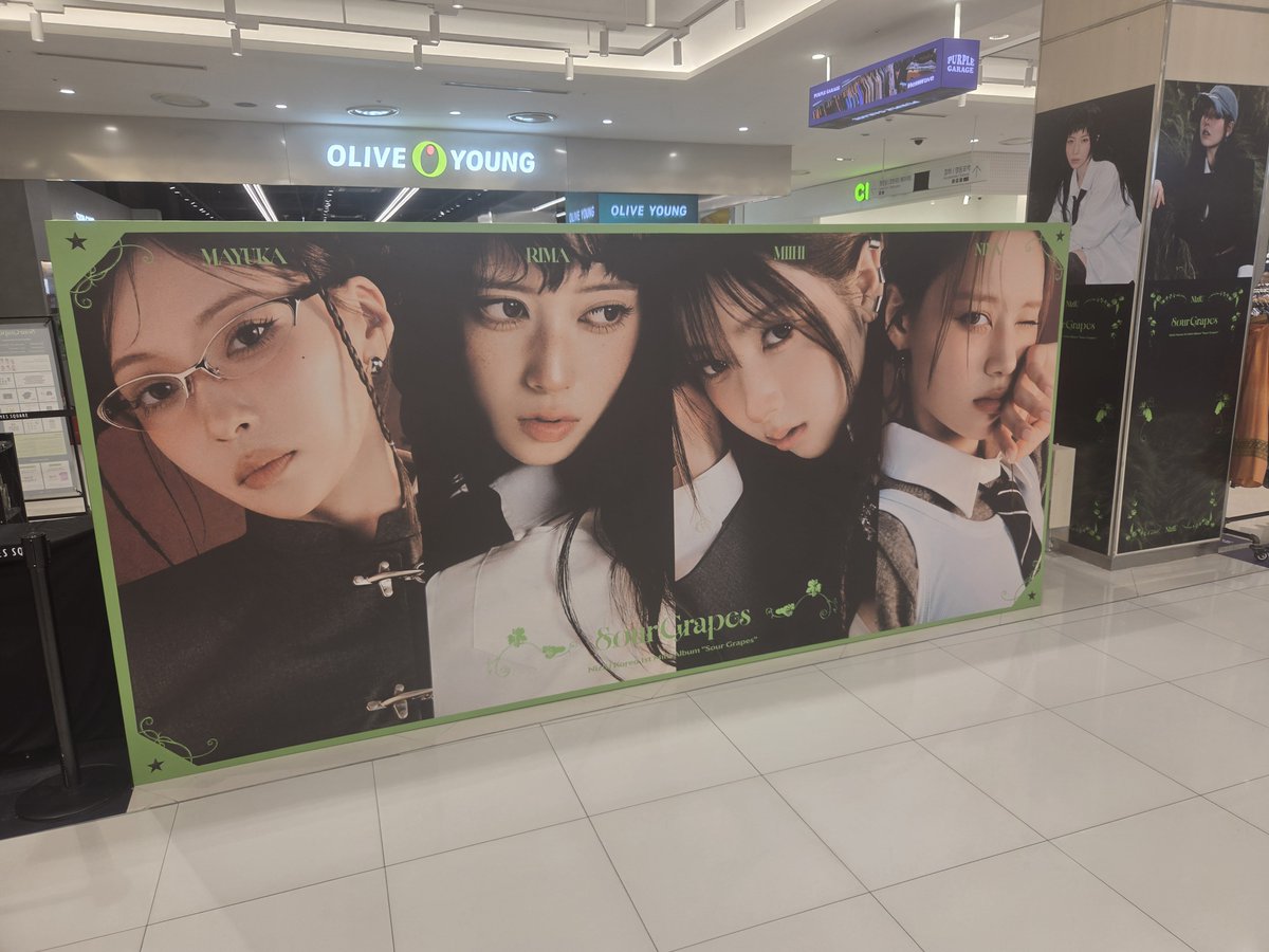 macofchamp0603's tweet photo. ポップアップショップBehindが配信されていたので、改めての写真📸
#NiziU_SourGrapesPOPUPSHOP https://t.co/UG2nWe2Jpv