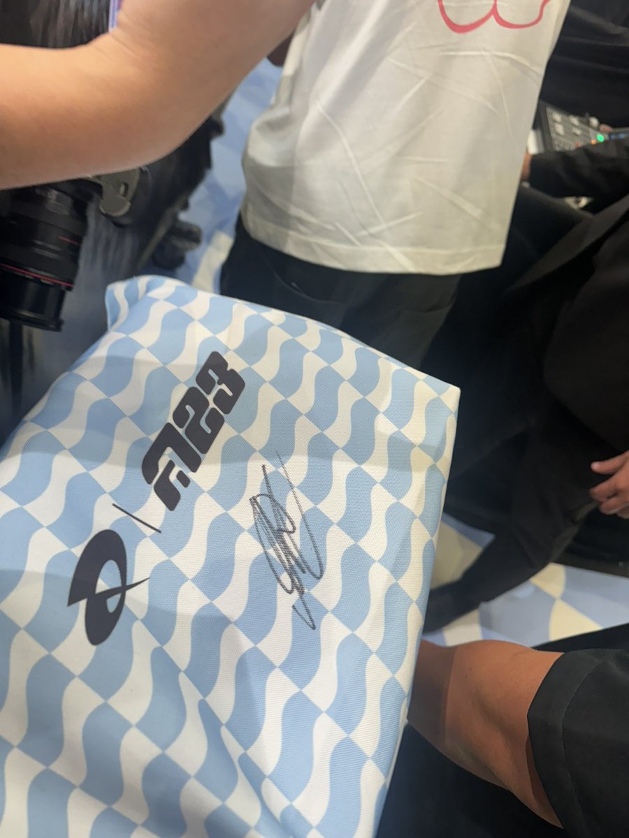 agikse's tweet photo. hi guys!! my phone froze right when alex signed my bag and stood in front of me 😭 do any of yalls have a video of him signing my bag 🥲 i was on the first row, left side of the stage https://t.co/3SubhrBSbm