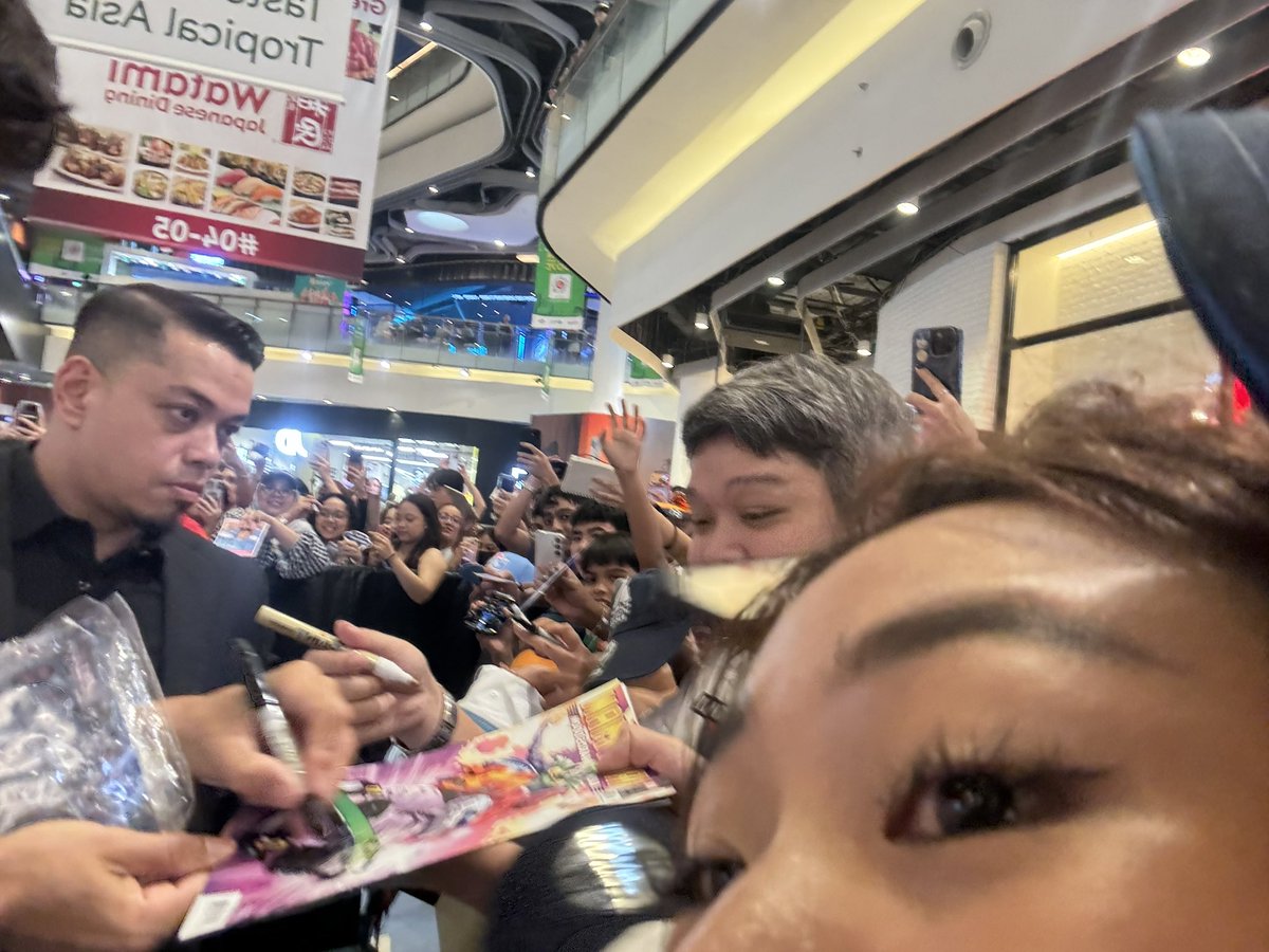 agikse's tweet photo. hi guys!! my phone froze right when alex signed my bag and stood in front of me 😭 do any of yalls have a video of him signing my bag 🥲 i was on the first row, left side of the stage https://t.co/3SubhrBSbm