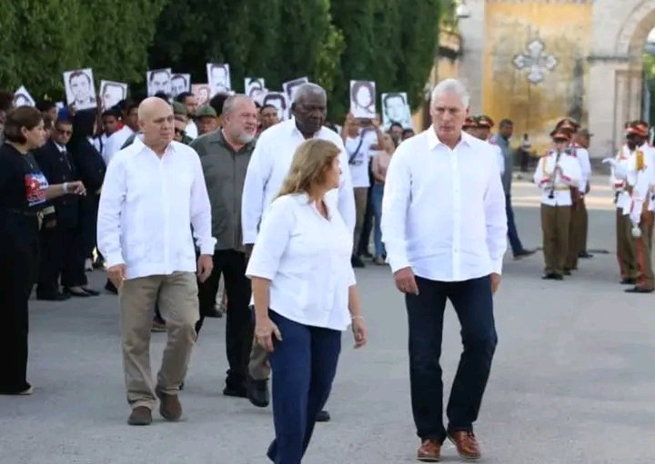 SNTSCuba's tweet photo. A 50 años del horrendo crimen de Barbados, una representación del pueblo capitalino peregrino en homenaje a quienes perecieron en aquel vil acto y las más de 3478 víctimas mortales del Terrorismo de Estado.
#TenemosMemoria https://t.co/sdgUq9MCe3