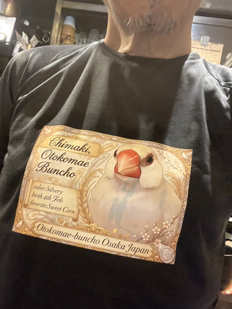 dot_kitchen's tweet photo. 接客王ちまき。
今日のおとーちゃんTシャツは
文鳥ホストクラブ
【オトコマエ文鳥】看板ホストちまきです🤭

なんやねん，それ🐦 https://t.co/lyHumfg4Wu