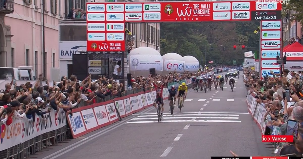 IDLProcycling_'s tweet photo. Sensational Jarno Widar beats Pidcock and Jorgenson to win Tre Valli Varesine dlvr.​it/TVpFyN #Cycling #TreValliVaresine #JarnoWidar #Pidcock #Jorgenson https://t.co/Ev4VkgYI5O