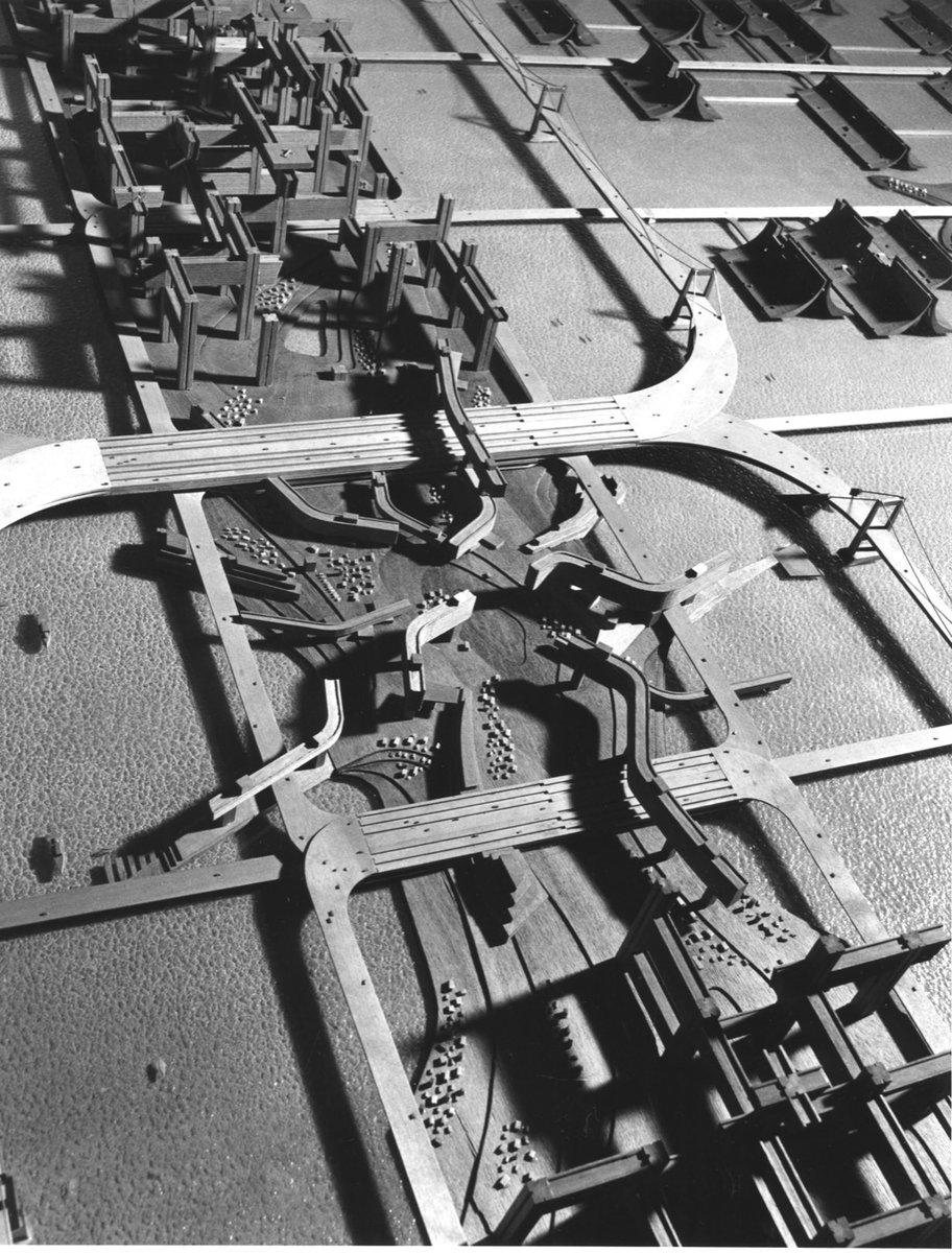 rocketengine's tweet photo. A Plan for Tokyo, 1960
Kenzo Tange
東京計画1960 丹下健三
https://t.co/FucvINPVAT
東京湾の埋め立て開発計画といえばやっぱりこれ
かっこいい https://t.co/WKkW5uumM9