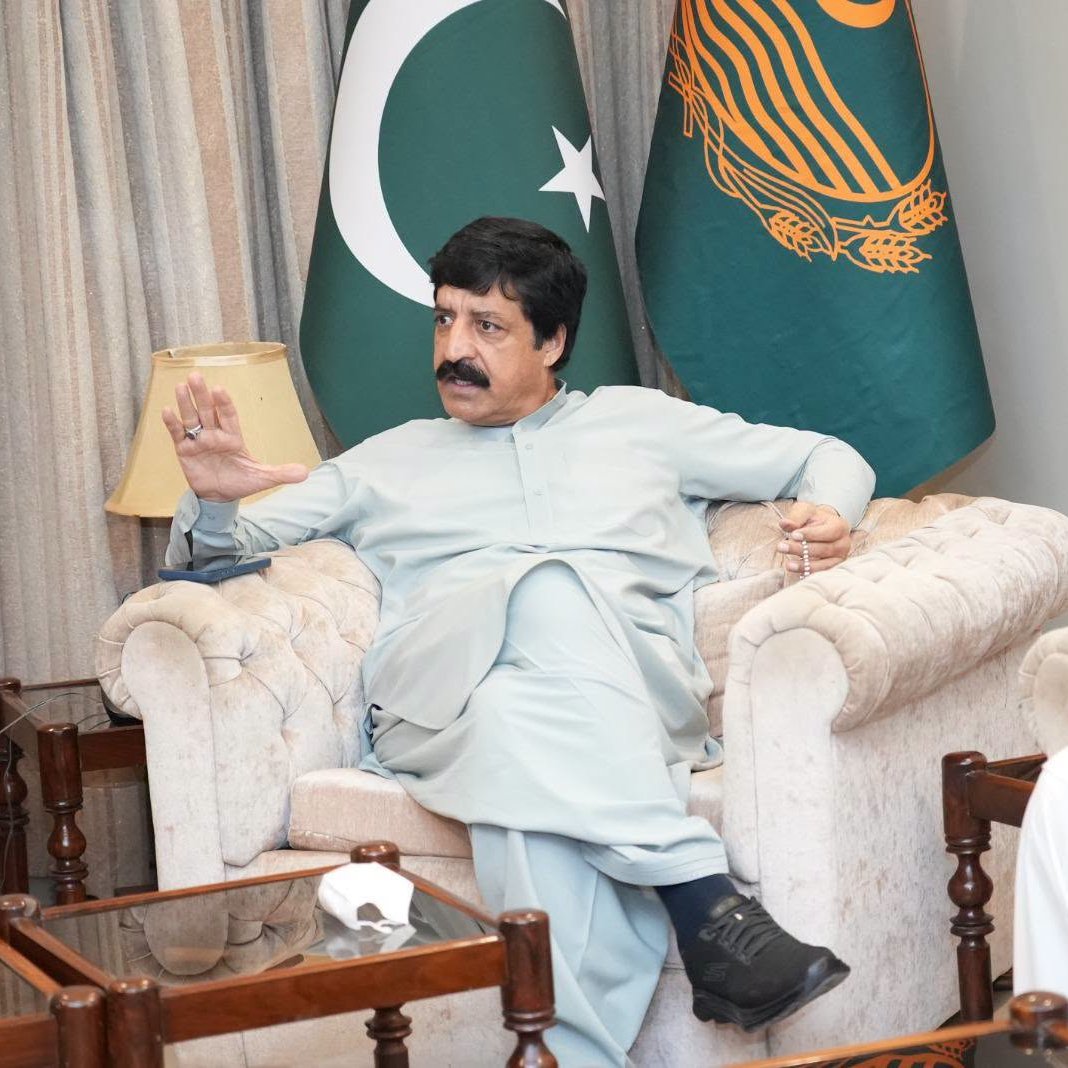 MeFaheem's tweet photo. کوئی بتا سکتا ہے کہ آخری بار گورنر پنجاب سردار سلیم حیدر خان  نے کب چیف سیکرٹری پنجاب اور انسپکٹر جنرل پولیس پنجاب سے بریفنگ لی تھی؟ https://t.co/81jFG2K4uY
