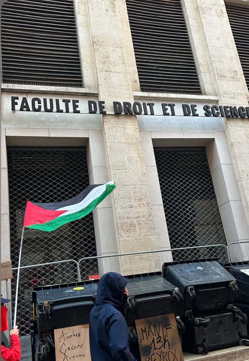 so_ck9's tweet photo. Fermeture de la faculté de Droit, ce qui ne s’est pas produit depuis Mars 2018..
#BlocusUniversités #gouvernement #FN #LFI https://t.co/YjjuAT2hQE