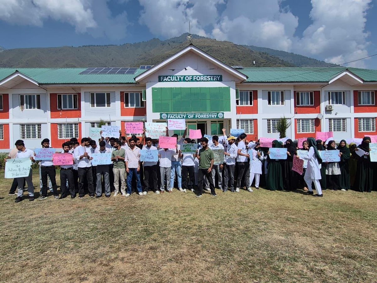 _Knightess__'s tweet photo. Mehbooba Mufti ji has time to visit heritage sites, but no time to visit the SKUAST-K students protesting in Ganderbal. @IltijaMufti_ @MehboobaMufti @parawahid @ArifAmin__ @jkpdp https://t.co/4LBBw1JLzW
