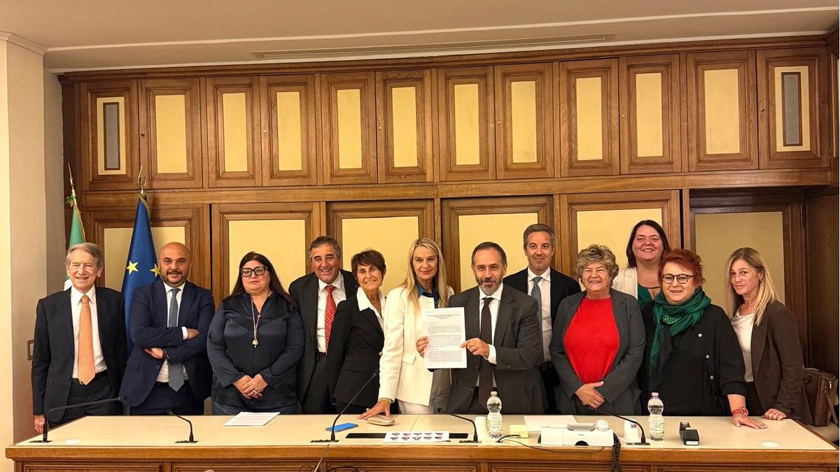GiulioTerzi's tweet photo. Nota Stampa della Senatrice Cinzia Pellegrino, capogruppo per Fratelli d’Italia in Commissione diritti umani.
Diritti: Pellegrino (FdI), bene unanimità a risoluzione su contenzione meccanica Roma, 6 ott. (LaPresse) - “La risoluzione sulla contenzione meccanica approvata oggi all’unanimità in commissione diritti umani sana un ritardo storico e offre risposte concrete ad una sofferenza silenziosa che coinvolge migliaia di famiglie e di operatori. Nella nostra visione istituzionale, la vulnerabilità non deve mai tradursi in perdita dei diritti fondamentali. Il superamento di questo metodo non è soltanto un traguardo medico-scientifico, ma rappresenta un dovere etico irrinunciabile per una Nazione che voglia dirsi civile ed è il motivo per cui già un anno fa il governo di @GiorgiaMeloni ha firmato con le Regioni e le Province l’Accordo sulle ‘Linee di indirizzo per il superamento della contenzione meccanica nei luoghi di cura della salute mentale’. Sostenere questo percorso significa anche stare concretamente al fianco dei nostri medici, infermieri e professionisti, che devono essere messi in condizione di lavorare con protocolli terapeutici sicuri e dignitosi. L'Italia può diventare così un modello di riferimento internazionale nella tutela dei diritti dei pazienti più fragili”. 
@FratellidItalia @FDI_Parlamento @fdieuropa @CnzPellegrino @nazione_futura @vocedelpatriota @SecolodItalia1 @Giov_Nazionale @GlobalCRL