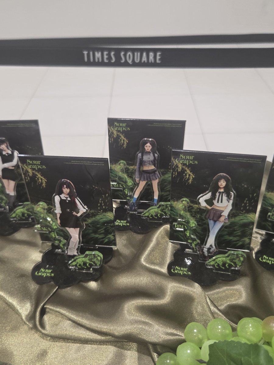 macofchamp0603's tweet photo. ポップアップショップBehindが配信されていたので、改めての写真📸
#NiziU_SourGrapesPOPUPSHOP https://t.co/UG2nWe2Jpv
