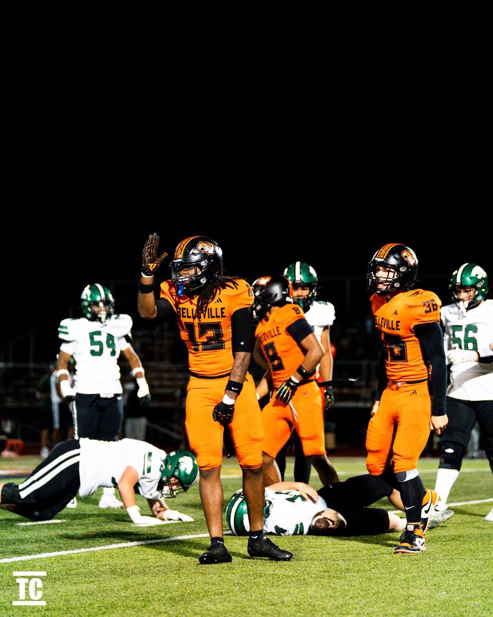 Jamesrogers112's tweet photo. Coaches All I need is a opportunity 

6’2 205 DE/LB 

mid season highlights missed week 3 due to injury 

https://t.co/VNB51537xP https://t.co/mwpsM6mGKm