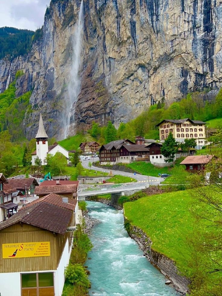 earthserenityy's tweet photo. Lauterbrunnen Valley Switzerland https://t.co/Wz6cCHC8j1