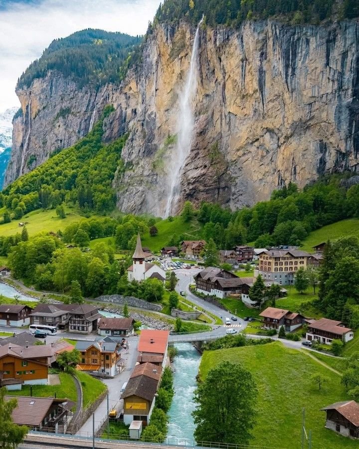 earthserenityy's tweet photo. Lauterbrunnen Valley Switzerland https://t.co/Wz6cCHC8j1