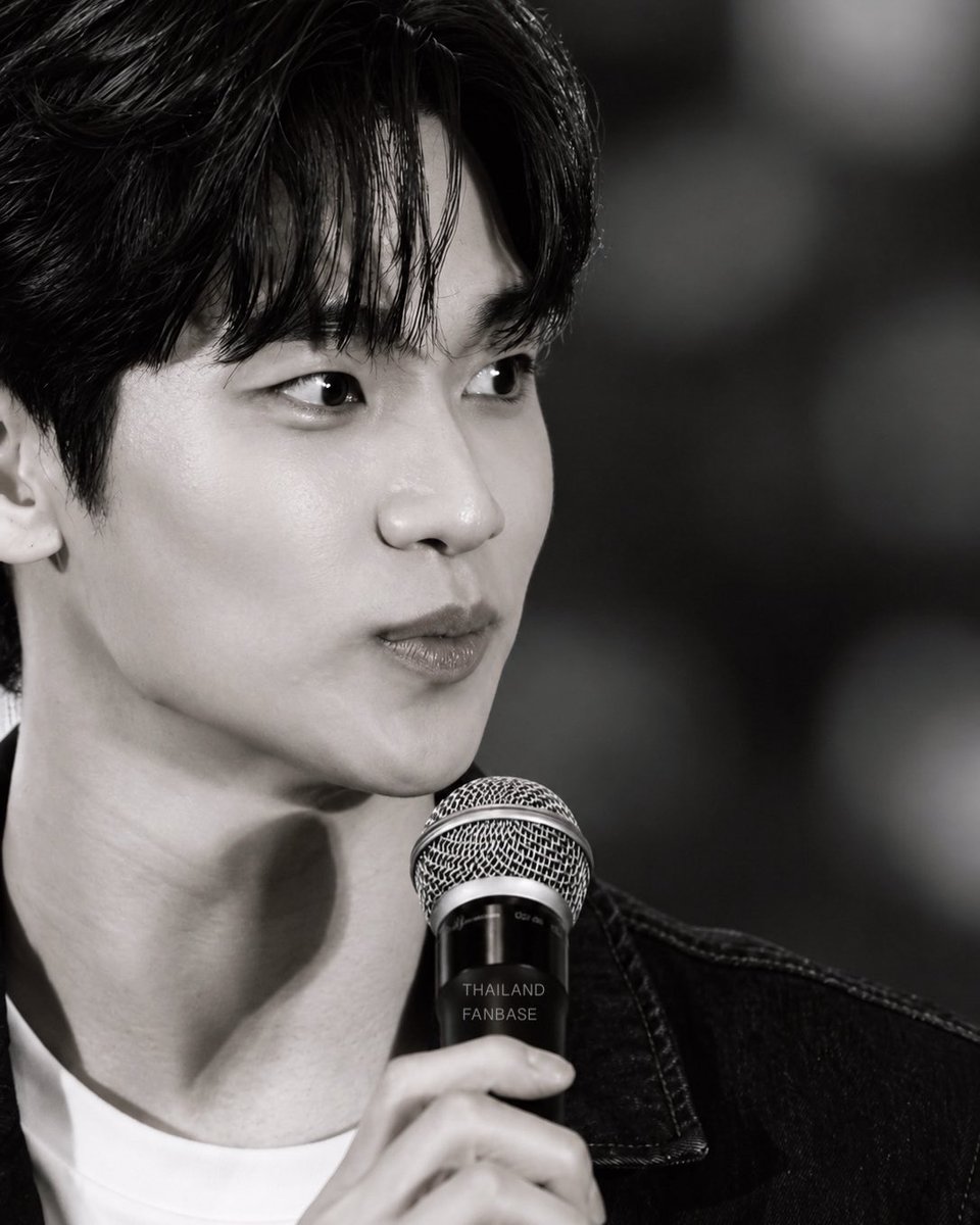 Kimsoohyun_TH's tweet photo. I didn’t have time to zoom out 😂, so the composition turned out a little weird. But Kim Soo Hyun still looks incredibly handsome anyway. https://t.co/UvMHqJzgEc