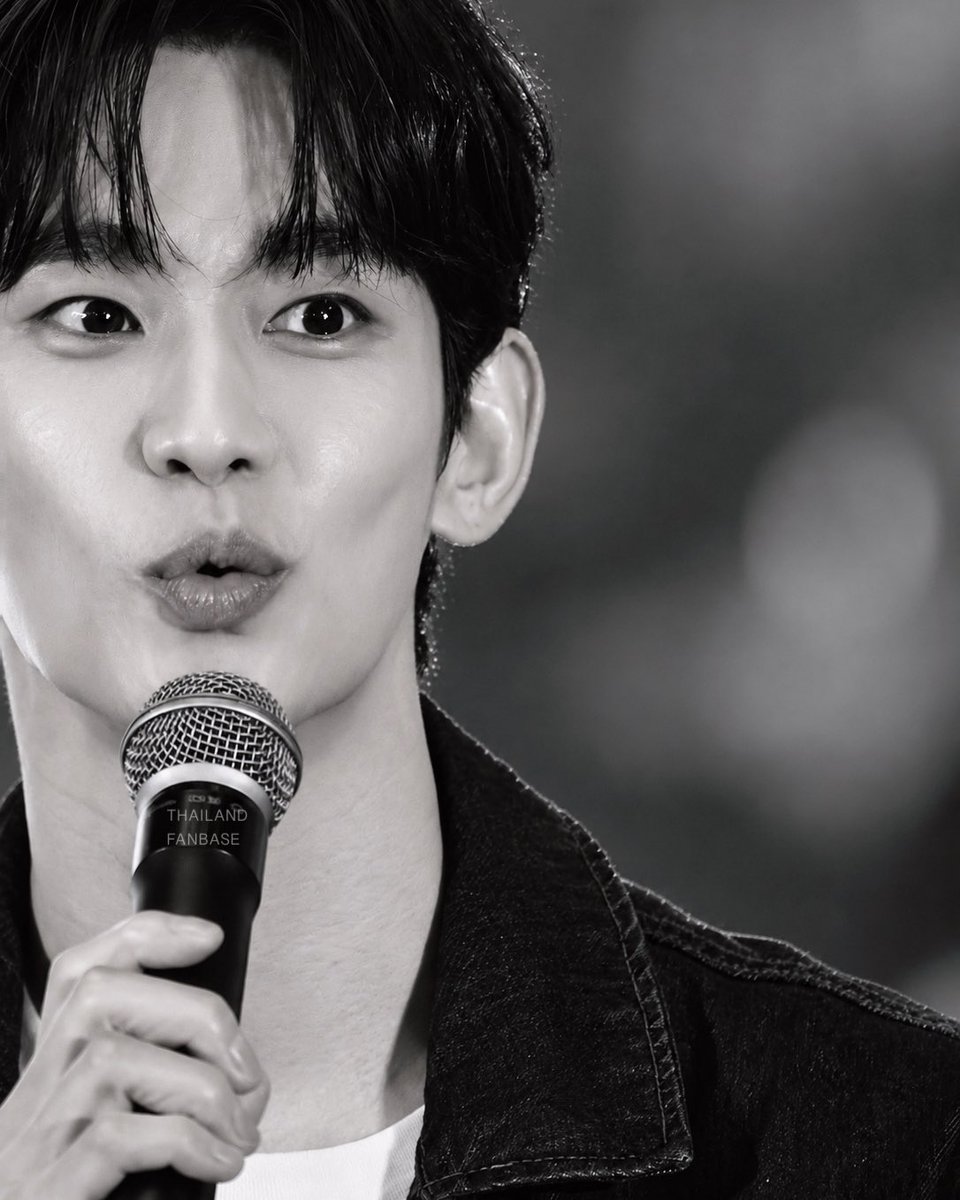Kimsoohyun_TH's tweet photo. I didn’t have time to zoom out 😂, so the composition turned out a little weird. But Kim Soo Hyun still looks incredibly handsome anyway. https://t.co/UvMHqJzgEc