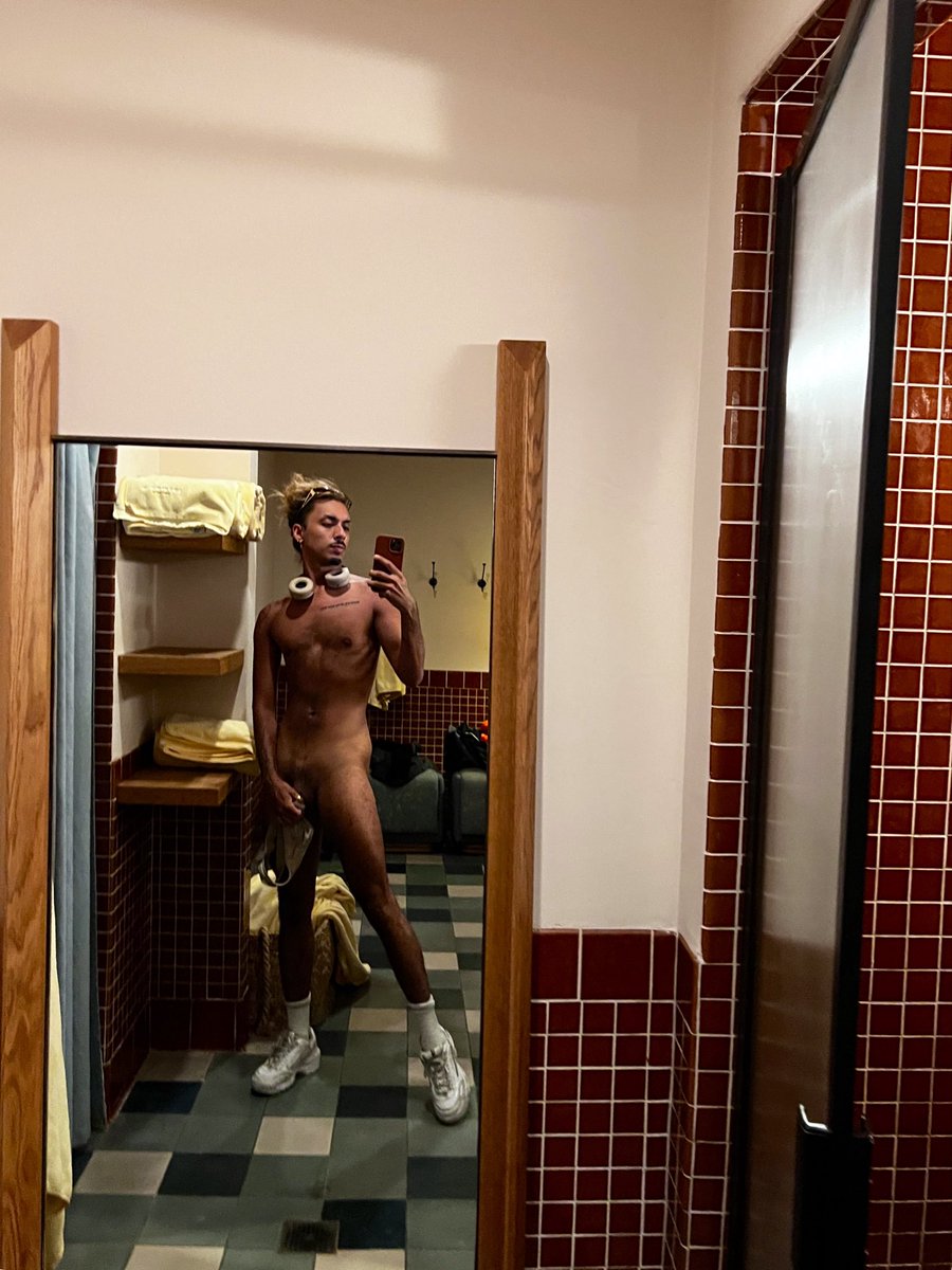 mxwgli_x's tweet photo. changing room? https://t.co/5OmVx9Ftia