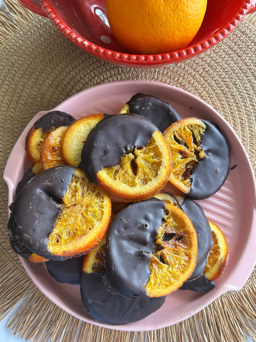 Silnari's tweet photo. NARANJAS CON CHOCOLATE. 
Tan fácil, tan rica, tan regalo perfecto.

No necesitas nada raro, lo tenés todo en casa.

¿Cómo se hacen?
1.  Cortás naranjas en rodajas finitas
2.  Les das 3 hervores (para sacarles el amargor de la cáscara)
3.  En una ollita haces un almíbar: más azúcar que agua
4.  Metés las rodajitas blanditas directo en el almíbar y las dejás caramelizar
5.  Las sacás - van a estar pegajosas, es normal - y las pones en placa con antiadherente a secar. Yo las dejé hasta el otro día.
6.  Al otro día están duritas, perfectas... y las bañás en chocolate.

Y LISTO. Tenés una golosina espectacular para el tecito o para regalar!