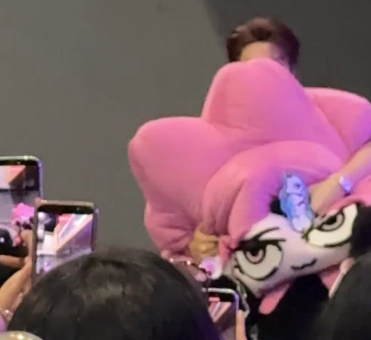 Chocho1244252's tweet photo. Sn fans call Neona Sky's child then someone should remind him that you don't facking throw yourself onto a child like that. There's a real person inside that mascot not a damn toy @skywongraveee 
#skynani https://t.co/nvdCQdENdw