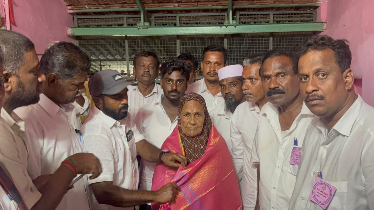 DMKITwing's tweet photo. தேர்தல் அதிகாரி விசிலுக்கு ஓட்டு போட சொல்லியும் தன் விருப்பப்படி உதயசூரியனுக்கு வாக்களித்து மோசடி செய்ய நினைத்த தேர்தல் அதிகாரி மாற்றத்திற்கு காரணமாக இருந்த  தாராபுரம் வார்டு எண் 9  வசிக்கும் செய்தூன் பீபி அவர்களுக்கு நன்றி தெரிவித்து மரியாதை செலுத்திய கழக நிர்வாகிகள்.

கலந்து கொண்டவர்கள்  
தகவல் தொழில் நுட்ப அணி மாவட்ட துணை ஒருங்கிணைப்பாளர் அன்பழகன், தாராபுரம் நகர ஒருங்கிணைப்பாளர் பிரபு, தாராபுரம் மேற்கு ஒன்றிய ஒருங்கிணைப்பாளர் ராதாகிருஷ்ணன், 10வது வார்டு நகர் மன்ற உறுப்பினர யூசுப், வார்டு செயலாளர் மயில்சாமி வார்டு பிரதிநிதிகள் ராஜா, சிராஜ் பானு மாணவர் அணி முஸ்தபா ஓட்டுனர் அணி சிந்தனை செல்வன் BLA2 சித்திக்
