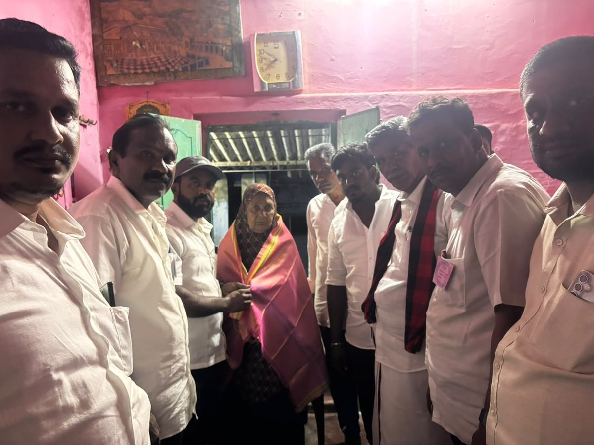 DMKITwing's tweet photo. தேர்தல் அதிகாரி விசிலுக்கு ஓட்டு போட சொல்லியும் தன் விருப்பப்படி உதயசூரியனுக்கு வாக்களித்து மோசடி செய்ய நினைத்த தேர்தல் அதிகாரி மாற்றத்திற்கு காரணமாக இருந்த  தாராபுரம் வார்டு எண் 9  வசிக்கும் செய்தூன் பீபி அவர்களுக்கு நன்றி தெரிவித்து மரியாதை செலுத்திய கழக நிர்வாகிகள்.

கலந்து கொண்டவர்கள்  
தகவல் தொழில் நுட்ப அணி மாவட்ட துணை ஒருங்கிணைப்பாளர் அன்பழகன், தாராபுரம் நகர ஒருங்கிணைப்பாளர் பிரபு, தாராபுரம் மேற்கு ஒன்றிய ஒருங்கிணைப்பாளர் ராதாகிருஷ்ணன், 10வது வார்டு நகர் மன்ற உறுப்பினர யூசுப், வார்டு செயலாளர் மயில்சாமி வார்டு பிரதிநிதிகள் ராஜா, சிராஜ் பானு மாணவர் அணி முஸ்தபா ஓட்டுனர் அணி சிந்தனை செல்வன் BLA2 சித்திக்