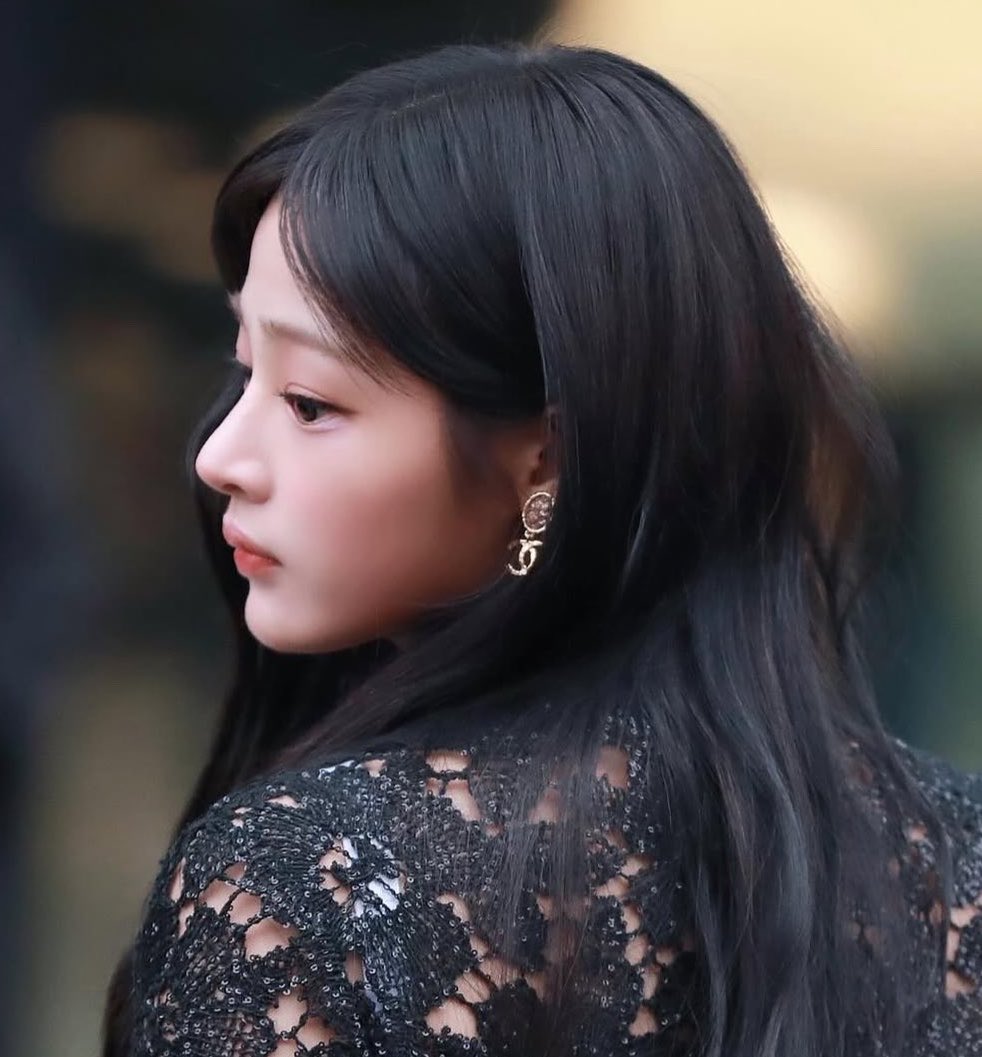 tokkimaxx's tweet photo. "chanel princess" vs official chanel ambassador https://t.co/IMzEEPjK7Z