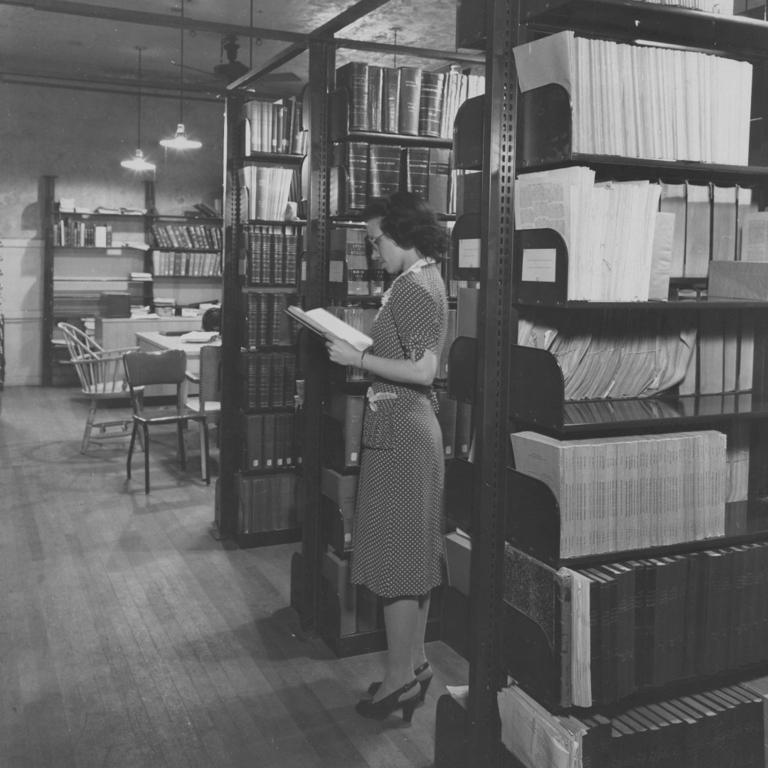 UTSWArchives's tweet photo. Even though it's #buildingstuesday we are sharing a picture of the old library stacks to remind everyone that tomorrow the UTSW Library is hosting an open house. We will be there from 9am-3pm in the Florence Building.
#FromTheArchives #UniversityArchives https://t.co/LyMsoA2Uiy