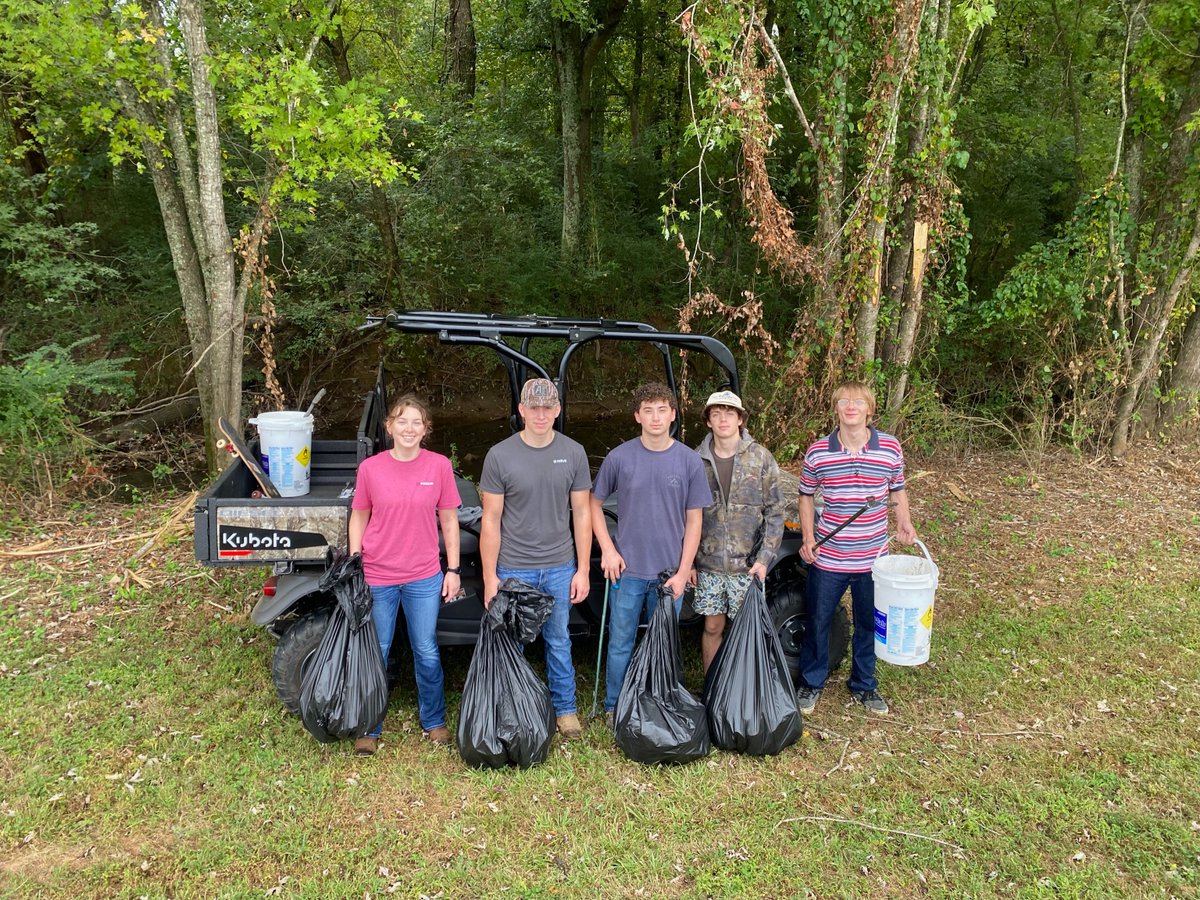 ASUBeebe's tweet photo. Students from local high schools, &amp; our HVACR program cleaned up our Searcy campus trail &amp; creek last weekend! 
Special thanks to Searcy Parks &amp; Rec and Kubota for the support!

Need volunteer hours? Fill out our Community Service Form: 
https://t.co/0Ft97Xnk2t https://t.co/aTTxrdfmm8