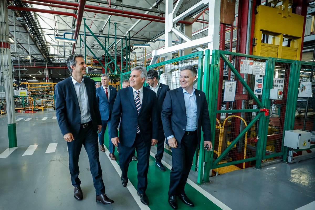 gobdecordoba's tweet photo. El gobernador @MartinLlaryora recorrió la planta de Santa Isabel de @RenaultArg, donde se presentó oficialmente la nueva pick-up Niagara, otro paso adelante para la industria automotriz de #Córdoba. 🛻

👏La incorporación de este modelo reafirma el peso de la industria en nuestra matriz productiva y suma un nuevo capítulo a la historia de una planta con más de 70 años de trayectoria.

#HacerParaCrecer