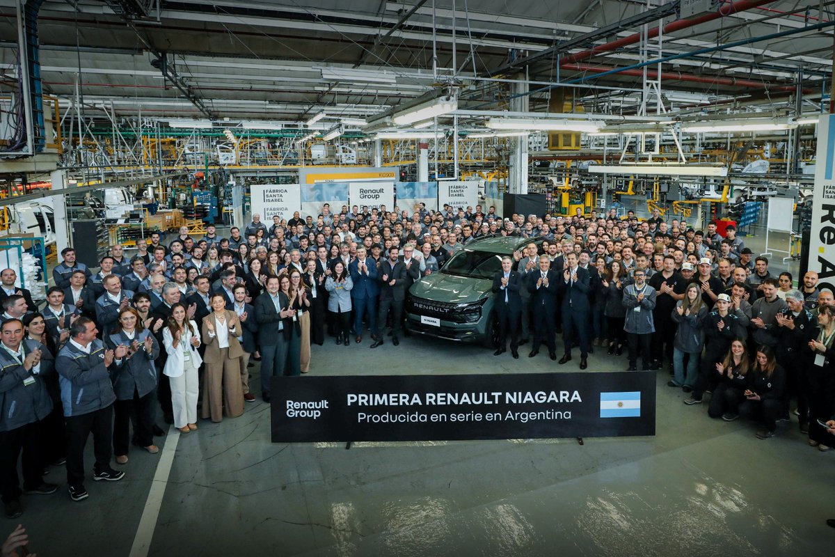 gobdecordoba's tweet photo. El gobernador @MartinLlaryora recorrió la planta de Santa Isabel de @RenaultArg, donde se presentó oficialmente la nueva pick-up Niagara, otro paso adelante para la industria automotriz de #Córdoba. 🛻

👏La incorporación de este modelo reafirma el peso de la industria en nuestra matriz productiva y suma un nuevo capítulo a la historia de una planta con más de 70 años de trayectoria.

#HacerParaCrecer