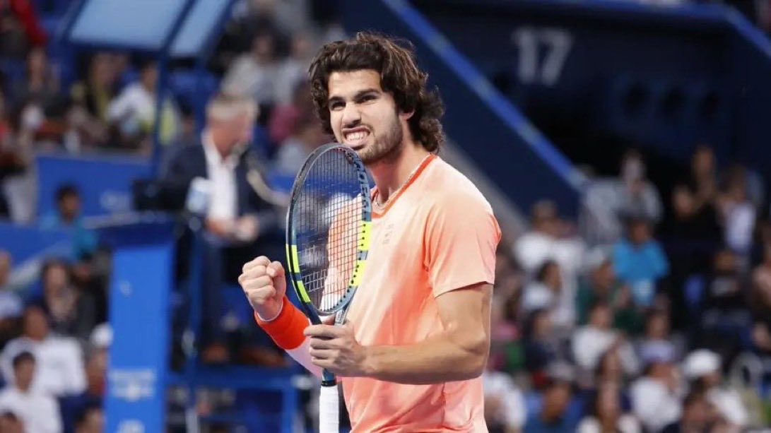 hernanqo's tweet photo. 🏆 @carlosalcaraz mantiene la corona en Tokio. 

se impone a Jiri Lehecka (7-6 y 6-4) para repetir título en Japón. 

27 títulos para Alcaraz tercer trofeo que levanta este 2026, primero después de la lesión. El anterior fue en Doha. 

21 victorias consecutivas en torneos ATP500. https://t.co/kDFfSINs5K