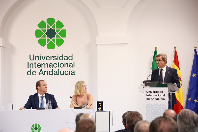 ParadelaJSr's tweet photo. La @UNIAuniversidad refuerza su vocación con la sociedad andaluza en este curso 2026-27 con una ambiciosa oferta de postgrado. Seguimos multiplicando el talento. 🌍🎓

José López Barneo, gracias por tu excelente reflexión sobre cómo potenciar la investigación andaluza. https://t.co/9hnjDXg8UD