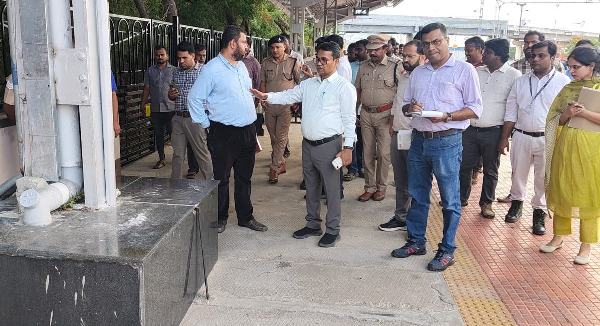 SalemDRM's tweet photo. The Namakkal Railway Station is being Redeveloped under the ambitious #AmritBharatStationScheme

Today, Shri Panna Lal, DRM / Salem Division, accompanied by Officials, reviewed the progress of the works.

Modern Infrastucture !
Passenger-friendly Amenities !

@GMSRailway https://t.co/NWQBRgkD7Y