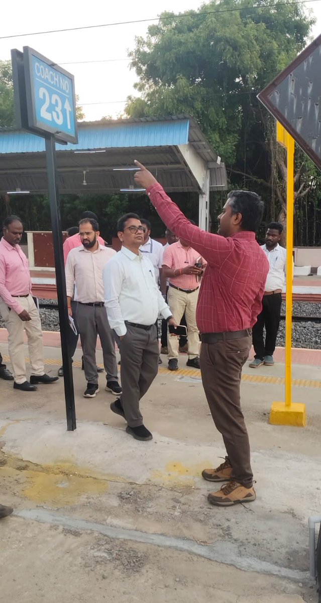 SalemDRM's tweet photo. The Namakkal Railway Station is being Redeveloped under the ambitious #AmritBharatStationScheme

Today, Shri Panna Lal, DRM / Salem Division, accompanied by Officials, reviewed the progress of the works.

Modern Infrastucture !
Passenger-friendly Amenities !

@GMSRailway https://t.co/NWQBRgkD7Y