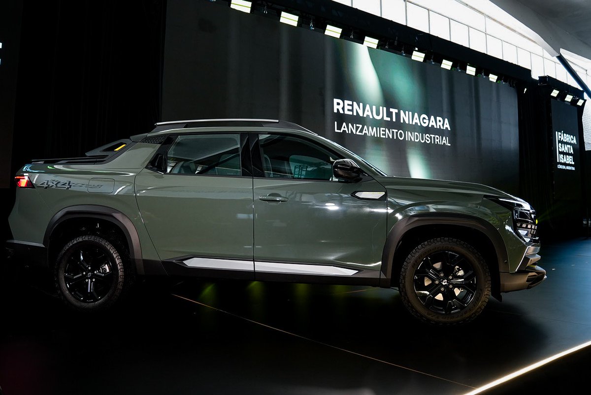 gobdecordoba's tweet photo. El gobernador @MartinLlaryora recorrió la planta de Santa Isabel de @RenaultArg, donde se presentó oficialmente la nueva pick-up Niagara, otro paso adelante para la industria automotriz de #Córdoba. 🛻

👏La incorporación de este modelo reafirma el peso de la industria en nuestra matriz productiva y suma un nuevo capítulo a la historia de una planta con más de 70 años de trayectoria.

#HacerParaCrecer