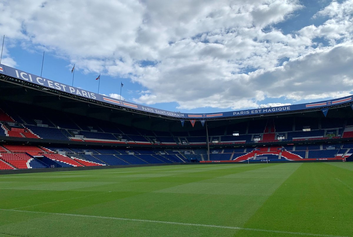 vipsg_fr's tweet photo. 🚨🏟️ LA FILLE DE L’ARCHITECTE DU PARC DES PRINCES DIT NON AU PROJET DES 70 000 PLACES !

Sophie Taillibert, fille de Roger Taillibert, l’architecte du Parc, s’oppose au projet d’agrandissement du stade. ❌

Selon elle, la solution envisagée pour atteindre 70 000 places porterait trop fortement atteinte au stade imaginé par son père.

🗞️ Le Parisien