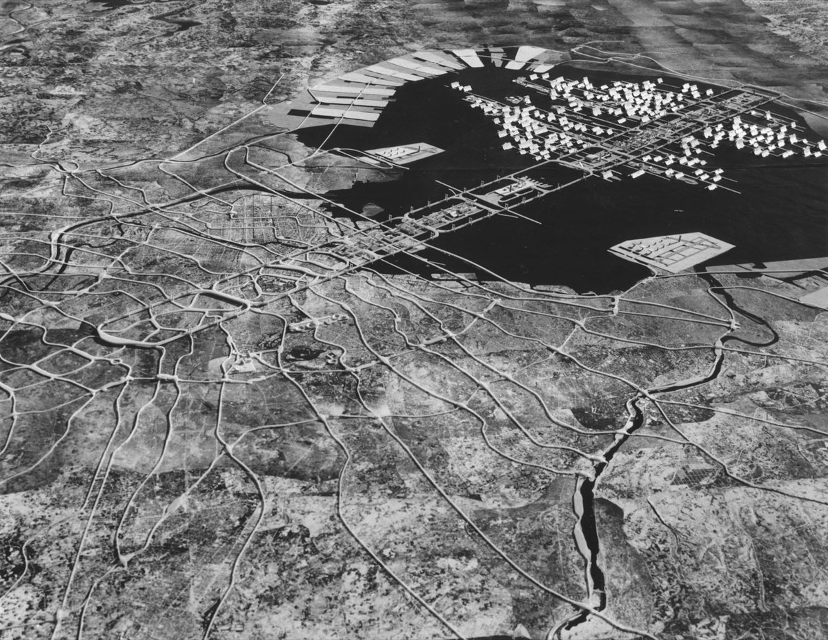 rocketengine's tweet photo. A Plan for Tokyo, 1960
Kenzo Tange
東京計画1960 丹下健三
https://t.co/FucvINPVAT
東京湾の埋め立て開発計画といえばやっぱりこれ
かっこいい https://t.co/WKkW5uumM9