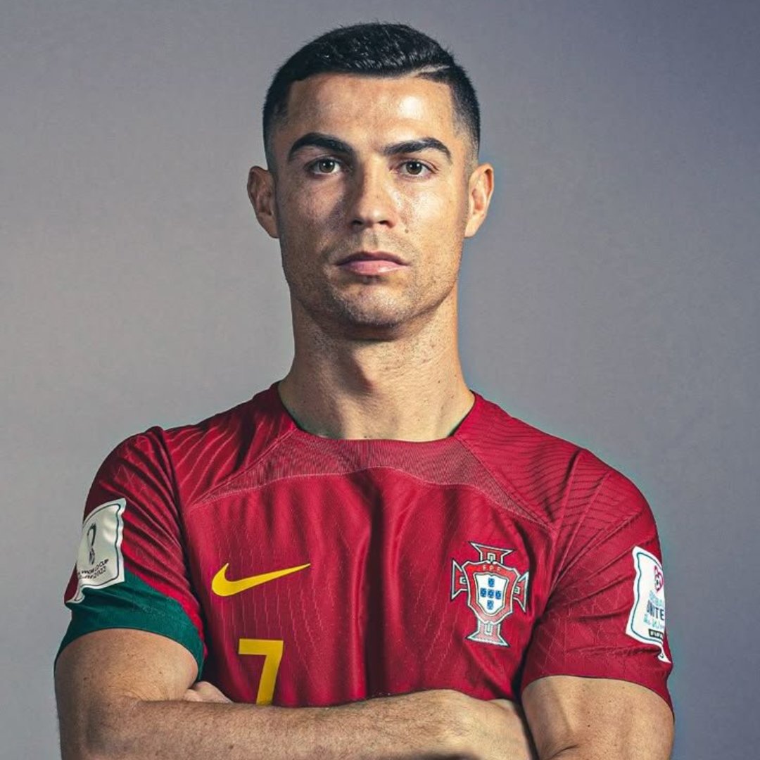 pusholder's tweet photo. SON DAKİKA : Cristiano Ronaldo, Portekiz Milli Takımı’nı bırakmadığını açıkladı. https://t.co/f8BHPwSQrp