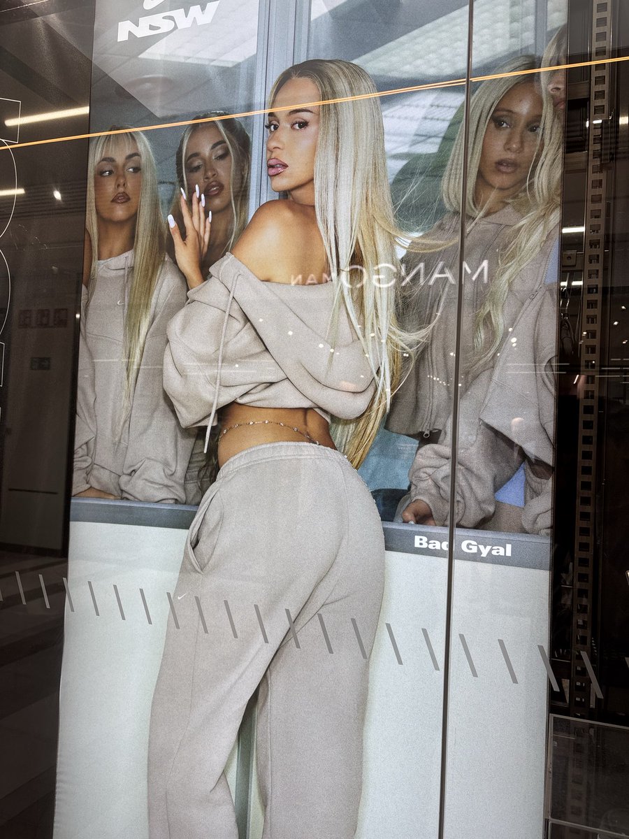 badgyaltop's tweet photo. Literalmente su cara por toda la city https://t.co/BBXutIKWcX
