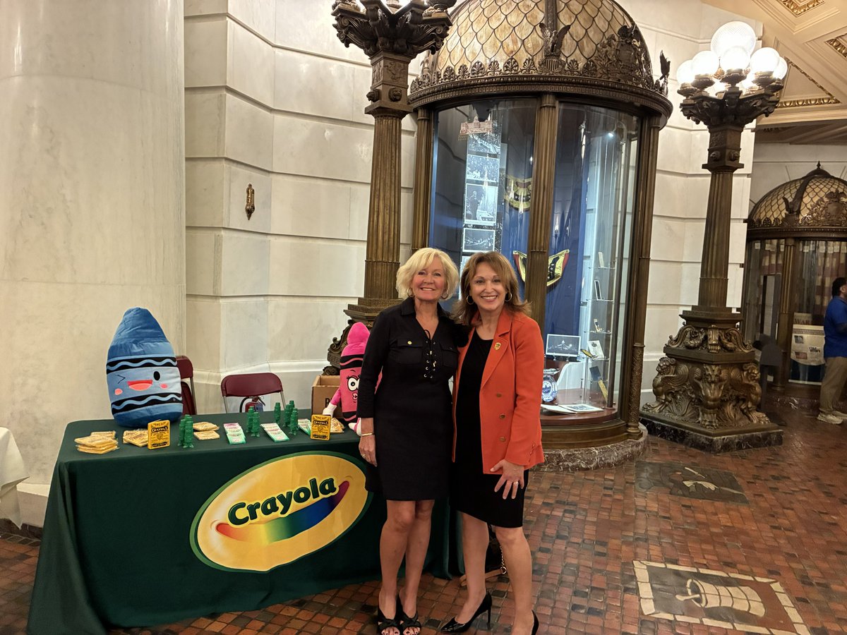 SenLisaBoscola's tweet photo. I always love running into a little bit of home when I am in the Capitol!

One of my favorite people, Marta Boulos JeBran from one of my favorite companies in the 18th District, @Crayola. https://t.co/baivyb3WvB