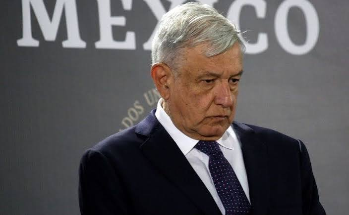 jose_anbriz's tweet photo. Nunca un político mexicano se arrastró tanto, como una lombriz húmeda entre estiércol, para encaramarse en el altar del poder como lo hizo López Obrador.
Dicen los cronistas de lo inútil que en su juventud era un tipo de bajo perfil, casi invisible, como esos estudiantes mediocres que flotan en la orilla de la nada y nunca destacan en nada.
Pero el hambre de poder es más fuerte que la inteligencia, y en ese pantano encontró su alimento.
Fue delegado del Instituto Nacional Indigenista, y allí descubrió el elixir oscuro que lo transformó: el poder.
Desde ese instante entendió que no necesitaba libros, ni ideas, ni logros.
Bastaba con domesticar la miseria ajena, ordeñar la fe del pobre y convertir la desgracia en carnada electoral.
Su biografía es una letanía de derrotas disfrazadas de resistencia.
En el 88 y en el 94 lo aplastaron, pero él se vendió como mártir.
En el 2006 y en el 2012, el “mesías tropical” volvió a caer, pero cada caída fue abonando la leyenda de un Cristo de utilería crucificado por las urnas.
Treinta años repitiendo el mismo rosario de frases gastadas, como un cura de cantina que nunca aprende otro sermón.
Y en 2018, a fuerza de insistir, no por virtud sino por cansancio colectivo, lo hicieron presidente.
Llegó con el resentimiento de un perro apaleado y con la sonrisa torcida de quien por fin puede vengarse.
Prometió acabar con la corrupción, la inseguridad y la pobreza, pero lo único que acabó fue con el equilibrio de poderes y con la poca dignidad que quedaba en Palacio Nacional.
El autoproclamado salvador convirtió la República en su rancho personal: una finca donde los lacayos de Morena ladran consignas, donde la Constitución sirve de papel higiénico, y donde la mentira se volvió religión de Estado.
Su sexto informe fue un evangelio invertido, un rosario de falacias recitadas con voz nasal, como si con repetir que vivimos en el “mejor sistema de salud del mundo” desaparecieran los muertos que agonizan por falta de medicinas.
Cada frase era una hostia envenenada: “ya no hay corrupción”, mientras su familia nada en contratos y privilegios; “ya no hay violencia”, mientras la sangre chorrea en cada esquina; “ya no hay desigualdad”, mientras los pobres siguen siendo carne de cañón para sus campañas.
Andrés Manuel no fue un estadista, fue un predicador de odio con micrófono eterno.
Lo suyo no fue gobernar, sino montar un circo de resentimiento.
La política, para él, fue un altar para su ego enfermo, un púlpito para vomitar frases huecas.
Y ahí están sus huestes: los fanáticos de Morena, convertidos en cruzados del absurdo, defendiendo al “viejo sabio guango” aunque se caiga el país a pedazos.
México no se convirtió en el Edén prometido, sino en un pantano de cadáveres, fosas comunes, hospitales vacíos y escuelas en ruinas.
La corrupción no murió: se mudó de oficina y ahora firma con tinta guinda.
La violencia no se acabó: se multiplicó bajo la sombra cómplice del “abrazos no balazos”.
El país entero es un espejo roto, y López Obrador todavía se atreve a decir que nos dio “paz y justicia”.
Su legado en Tabasco es aún más grotesco: sus paisanos lo recordarán no por obras, sino por desplantes ridículos y frases de cantina.
El primer presidente tabasqueño, sí, pero también el primer bufón en trono que convirtió a la patria en penitencia.
No fue el estadista que soñó el pueblo, sino el loco de Palacio Nacional, ese hechicero decadente que usó la fe del pueblo como leña para alimentar su hoguera personal.
El tiempo lo desenmascaró: no era Moisés guiando a México, era un viejo decrépito disfrazado de profeta, un Judas con micrófono, un predicador que en vez de multiplicar los panes multiplicó las mentiras.
Y ahora su nombre será el estigma de una nación que se dejó embrujar por un resentido.
Y así lo proclamamos desde el púlpito negro del Exorcista Político: Andrés Manuel López Obrador será recordado como el apóstol del resentimiento, el predicador de la mentira, el Judas tropical que besó al pueblo en la frente mientras le robaba el alma.
Su “Cuarta Transformación” no fue un milagro, sino una plaga.
No fue el inicio de una era, sino la profecía cumplida del colapso nacional.
Que su memoria arda como lámpara de advertencia, que su sombra no se borre de los muros de la vergüenza.
Porque la historia no lo absolverá, la historia lo vomitará.
Y cuando las trompetas del Apocalipsis populista resuenen, no anunciarán redención, sino la demolición definitiva de su farsa.
Pregúntate: ¿Cuántas veces más permitiremos que un demagogo convierta nuestra miseria en su pedestal?
¿Cuánto tiempo más seremos rebaño de charlatanes que rezan con la Biblia de la corrupción en la mano?
¿Hasta cuándo nos atreveremos a exorcizar el Palacio Nacional de los espíritus podridos que lo habitan?
La respuesta está en tu conciencia: despertar o seguir de rodillas ante los falsos profetas.